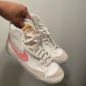 pink and white nike blazer !!!